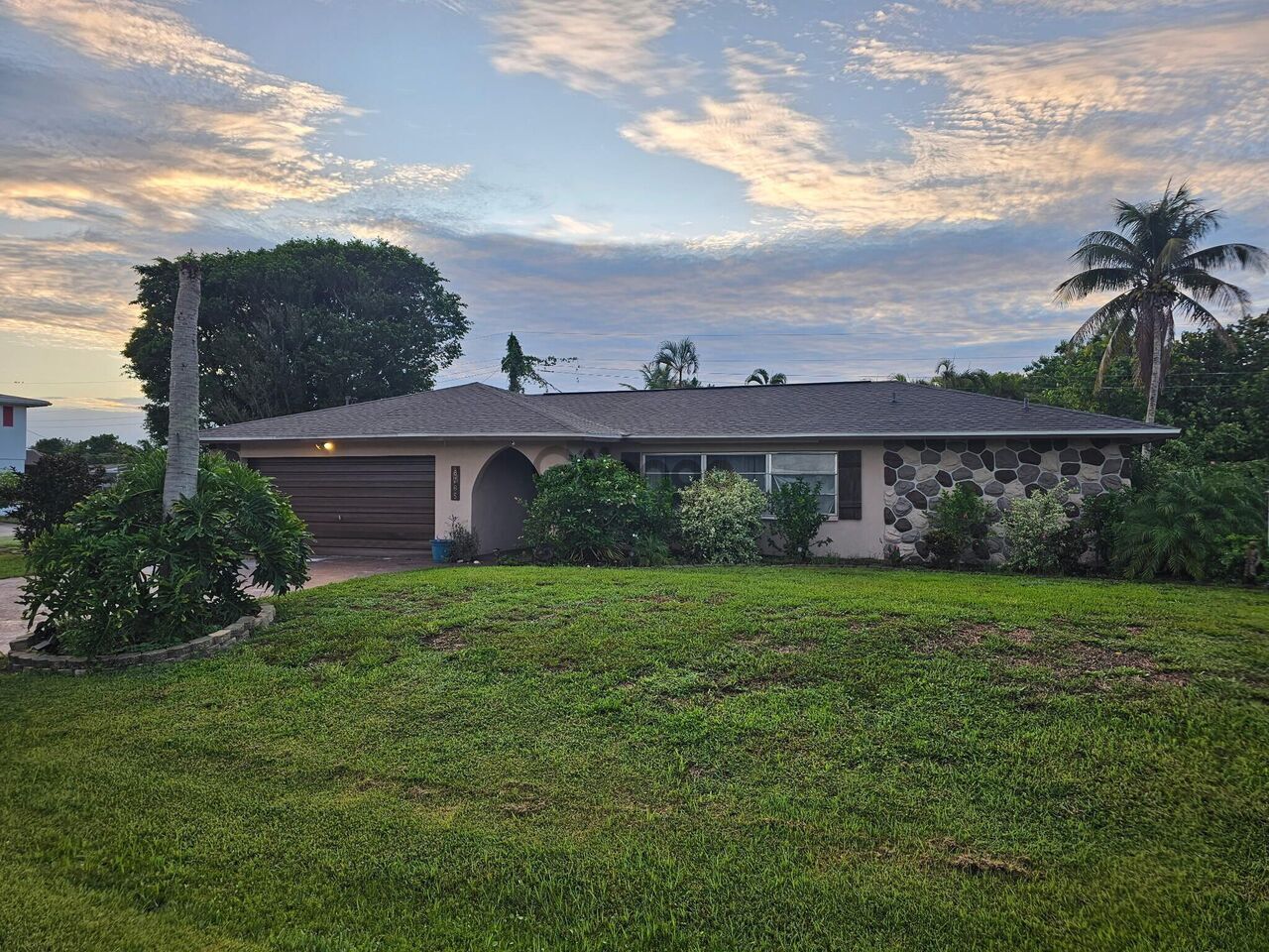 368527_4-bedroom-home-for-sale-2100-sq-ft-6765-overlook-dr-zip-code-33919.jpg