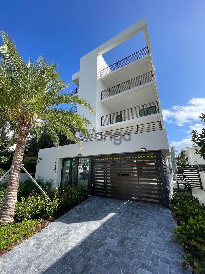 369589_3-bedroom-house-for-sale-2551-sq-ft-1930-bay-dr-zip-code-33141.jpg