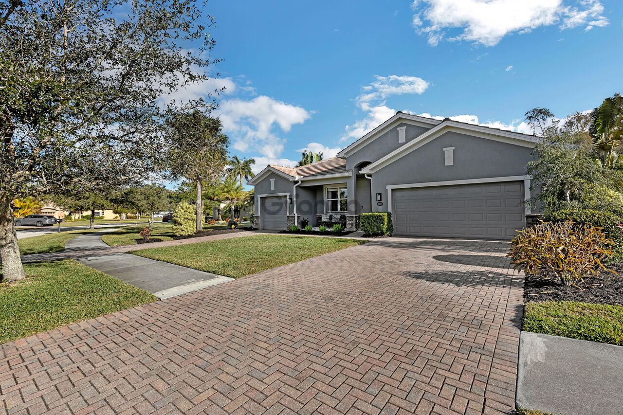 369619_4-bedroom-home-for-sale-2450-sq-ft-3300-hampton-blvd-zip-code-33920.jpg