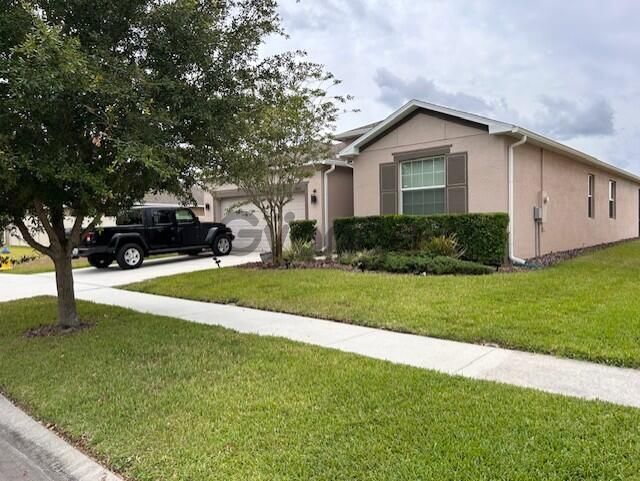 374302_4-bedroom-home-for-sale-2032-sq-ft-13642-newport-shores-dr-zip-code-34669-2.jpg