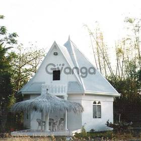 White house in El Paradiso