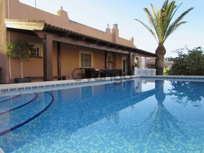 258727_3-recamaras-villa-en-venta-torrevieja.jpg