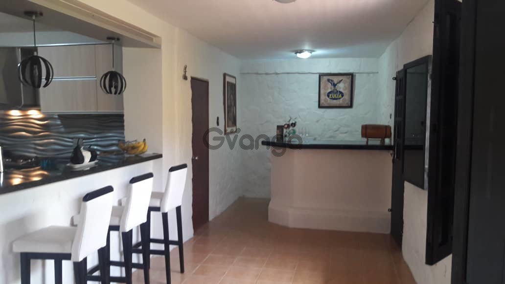 540995_zoraida-araujo-vende-town-house-en-manongo-2.jpg