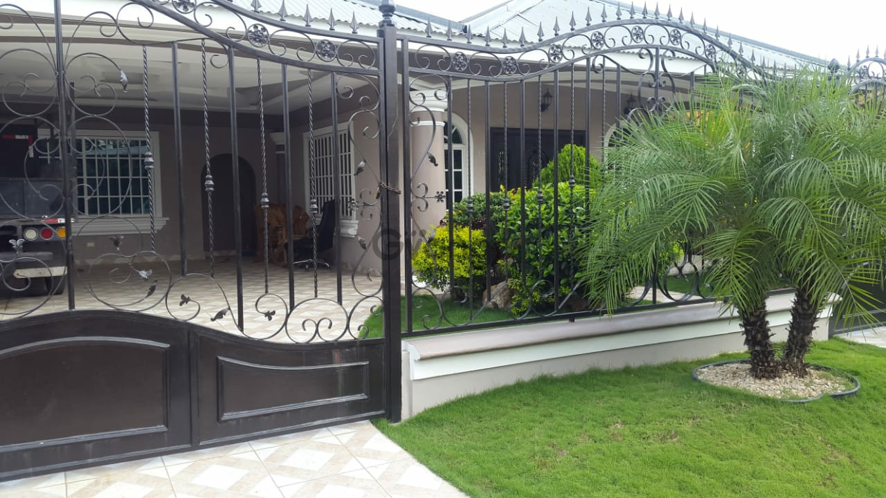 697208_vendo-hermosa-casa-en-tocumen-altos-de-villa-marta-panama.jpg