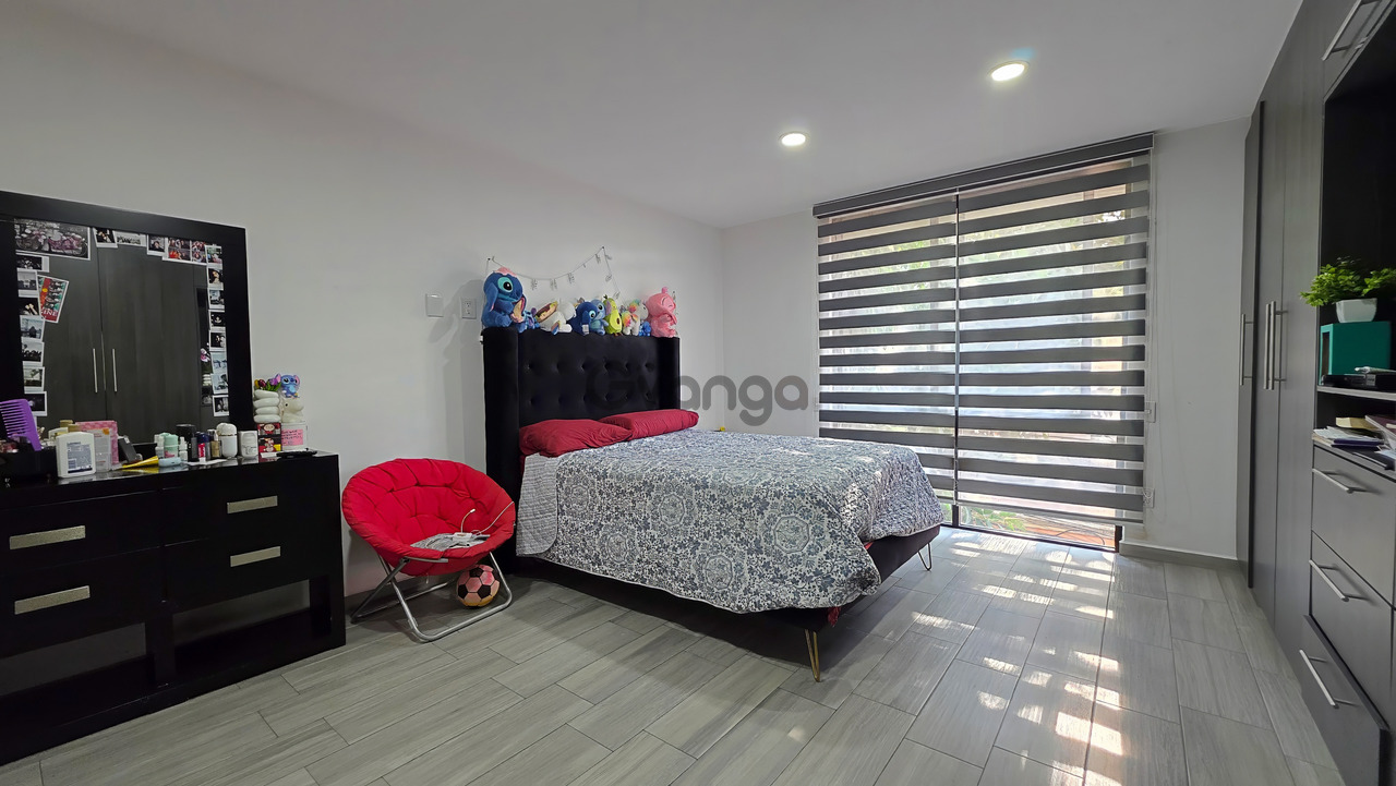 741686_casa-seminueva-ideal-para-usted-iluminada-roof-garden-y-excelente-ubicacion.jpg