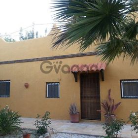 Casa amueblada con jardín y piscina privado