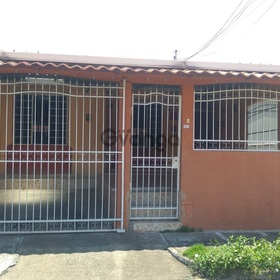Se Alquila casa en las Acasias B/600  Negociable