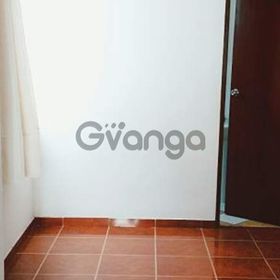 Se alquila habitación amoblada o sin amoblar, solo a mujer.