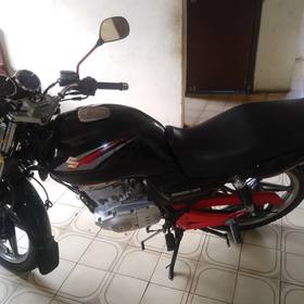 se vende moto EN125 SUZUKI