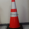 Conos víales PVC 28 Pulg. color naranja con dos franjas reflectivas.