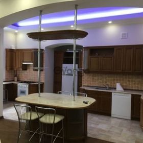 Сдается в аренду квартира 3-ком 100 м² Горького ул. / Антоновича ул., метро Площадь Льва Толстого