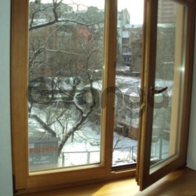 Двухстворочное окно  из натурального дерева