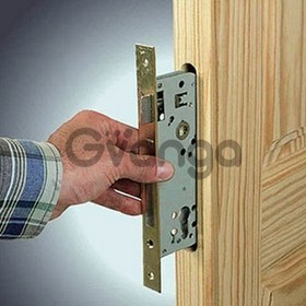Установка деревянных дверей