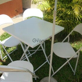A venda de mesas e cadeiras de metal dobraveis  de cor branca