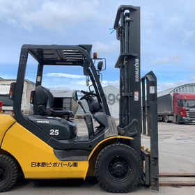 Вилочний автонавантажувач Komatsu, з бічним зсувом та щоглою 4.5 метри.