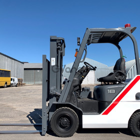 Вилочний автонавантажувач TCM (Nissan), з напівкабіною, піччю та позиціонером вил.