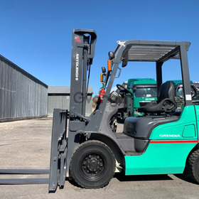 Вилочний автонавантажувач Mitsubishi, з пічкою та бічним зсувом.