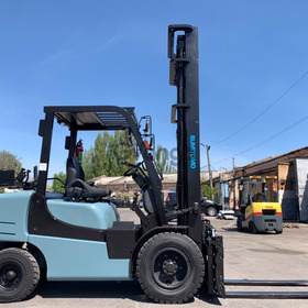 Вилочний автонавантажувач Sumitomo (Mazda), на 3.5 тонни та щоглою 5 метрів.