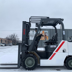 Газ-бензиновий навантажувач TCM (Nissan), напрацювання 5045 мотогодин.