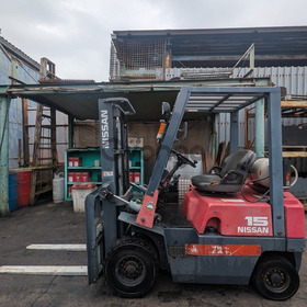 Газ-бензиновий навантажувач Nissan, з напрацюванням 3757 мотогодин.