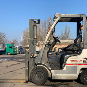 Газ-бензиновий навантажувач Nissan, 2012 року. Модель: P1F1A15D.