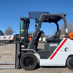 Газ-бензиновий навантажувач TCM (Nissan), із напрацюванням 3697 мотогодин.