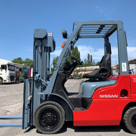 Вилочный автопогрузчик Nissan на 2.5 тонны, на больших 12 колесах