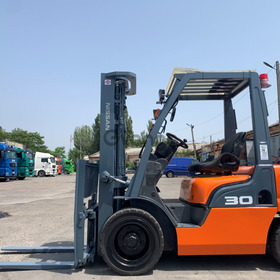 Автонавантажувач вилковий Nissan, вагонник, з бічним зміщенням. Напрацювання 5837 мотогодин