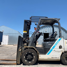 Вилковий автонавантажувач TCM на 3 тонни на великих 15 колесах пневмо, з окремим позиціонером для кожної вили