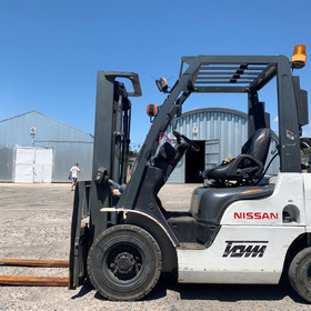 Вилковий автонавантажувач Nissan на 2 тонни з напрацюванням лише 1719 мотогодин