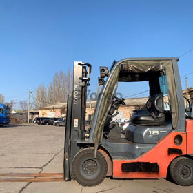 Вилковий автонавантажувач Toyota, з кабiною та пічкою.