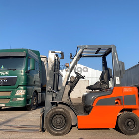 Вилочний автонавантажувач Nissan, з напрацюванням 8748 м/год.